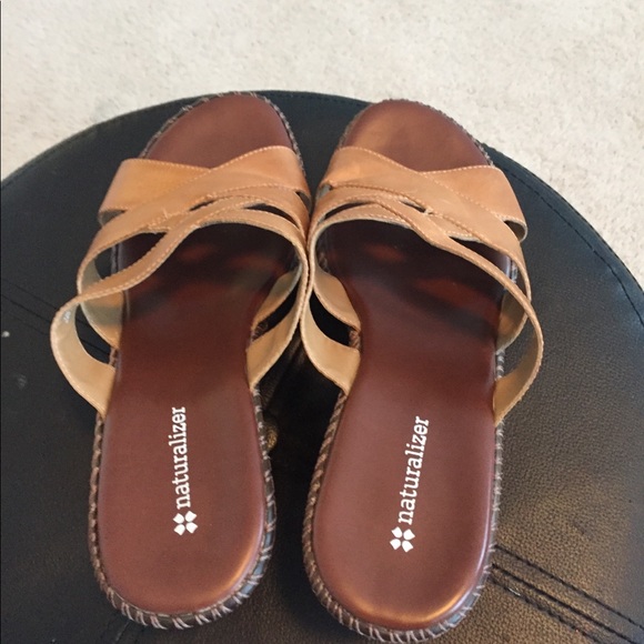 Naturalizer, leather 3” sandals - Picture 4 of 5